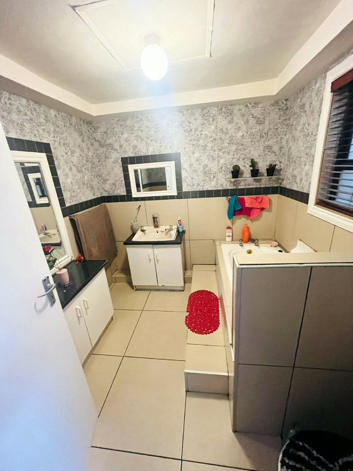 4 Bedroom Property for Sale in The Hague Western Cape